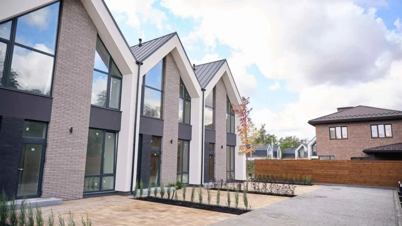 two-storey-contemporary-houses-standing-in-line-in-2024-10-18-12-19-10-4CY329W-a-1024x683